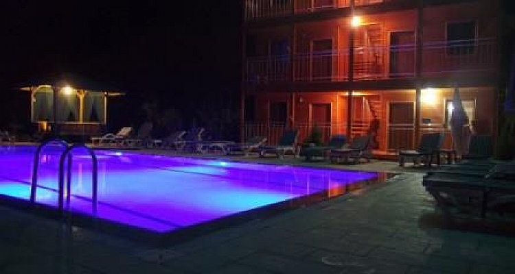 Geceleri havuz keyfi Olympos Pansiyon’da